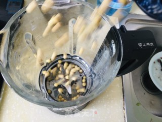 紫米豆浆的做法步骤：4