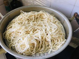 芹菜黄豆芽焖面的做法步骤：1