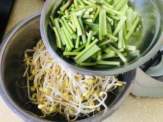 芹菜黄豆芽焖面的做法步骤：3