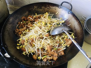 芹菜黄豆芽焖面的做法步骤：7