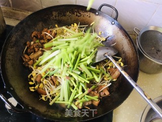 芹菜黄豆芽焖面的做法步骤：8