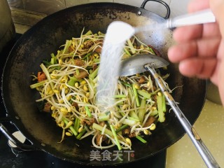芹菜黄豆芽焖面的做法步骤：9