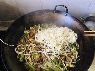 芹菜黄豆芽焖面的做法步骤：12
