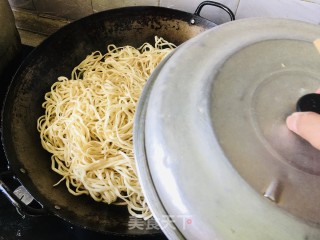 芹菜黄豆芽焖面的做法步骤：13