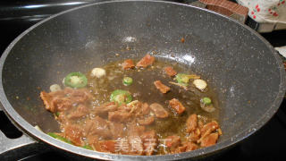韩酱牛肉炒大葱的做法步骤：5
