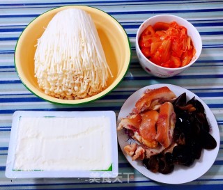 辣白菜金针菇猪头肉豆腐汤的做法步骤：1