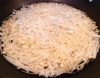 辣白菜金针菇猪头肉豆腐汤的做法步骤：2