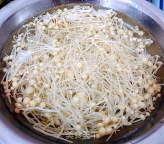 辣白菜金针菇猪头肉豆腐汤的做法步骤：3