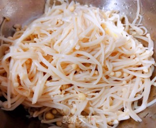 辣白菜金针菇猪头肉豆腐汤的做法步骤：4