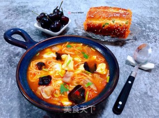 辣白菜金针菇猪头肉豆腐汤的做法步骤：12