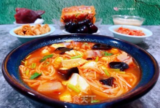 辣白菜金针菇猪头肉豆腐汤的做法步骤：15