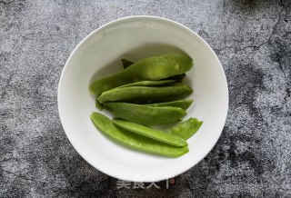 荷兰豆木耳炒鸡蛋的做法步骤：1