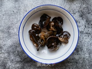 荷兰豆木耳炒鸡蛋的做法步骤：2