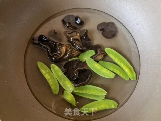 荷兰豆木耳炒鸡蛋的做法步骤：3