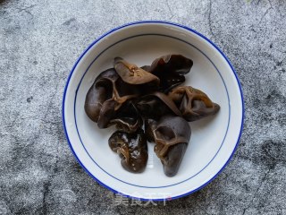洋葱木耳炒西葫芦的做法步骤：1