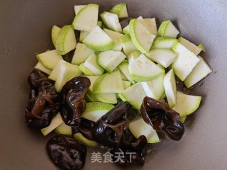 洋葱木耳炒西葫芦的做法步骤：5