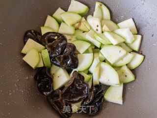 洋葱木耳炒西葫芦的做法步骤：6