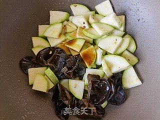 洋葱木耳炒西葫芦的做法步骤：7