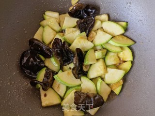 洋葱木耳炒西葫芦的做法步骤：8