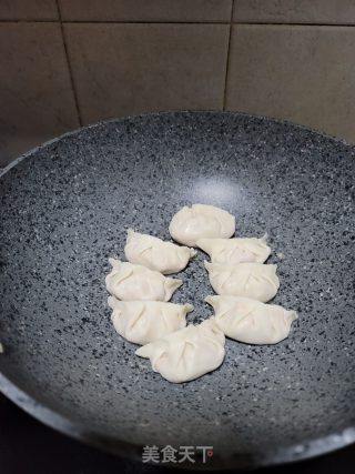 猪肉白菜胡萝卜煎饺的做法步骤：8