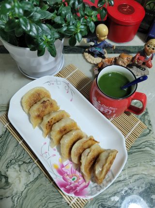 猪肉白菜胡萝卜煎饺的做法步骤：15