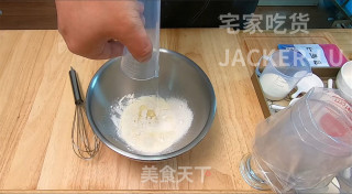 超简单三色小蒸糕，食材简单制作方便，入口绵软，健康而不甜腻。的做法步骤：1