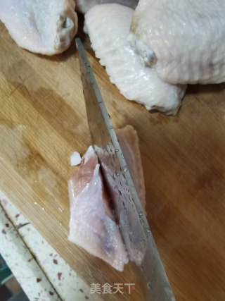蒜香辣鸡翅的做法步骤：1