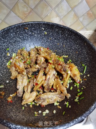 蒜香辣鸡翅的做法步骤：17
