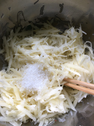 土豆丝饼的做法步骤：2