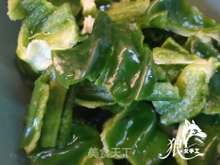 青椒炒肉片的做法步骤：2