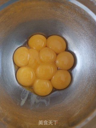 仅需一口就爱了，美翻天的蔓越莓蛋糕卷的做法步骤：4