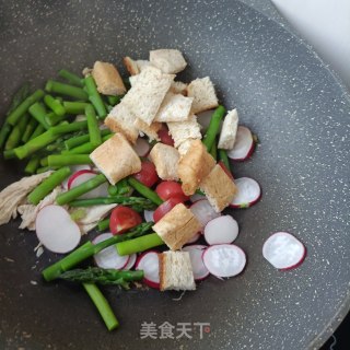 鸡胸肉芦笋土司沙拉的做法步骤：13
