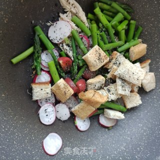 鸡胸肉芦笋土司沙拉的做法步骤：14