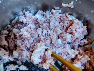 猪肉西葫三鲜包子的做法步骤：4