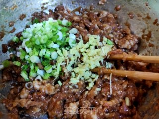 猪肉西葫三鲜包子的做法步骤：7