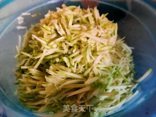 猪肉西葫三鲜包子的做法步骤：10
