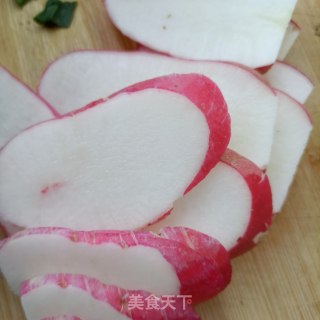 剁椒水萝卜炖小石斑的做法步骤：2