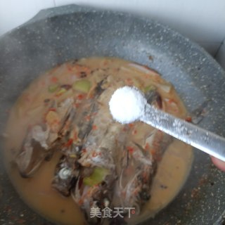 剁椒水萝卜炖小石斑的做法步骤：12