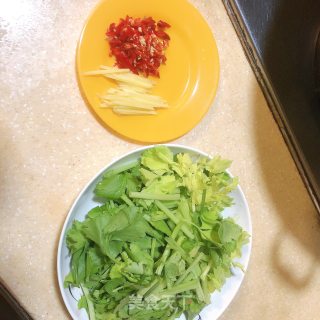 芹菜炒牛肉的做法步骤：2