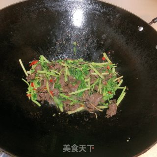 芹菜炒牛肉的做法步骤：6