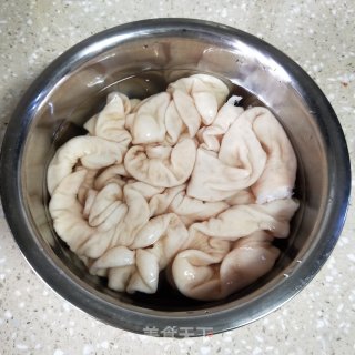 电饭锅焗肥肠的做法步骤：1
