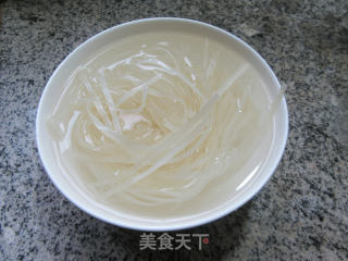 韭菜鸭蛋炒河粉的做法步骤：2