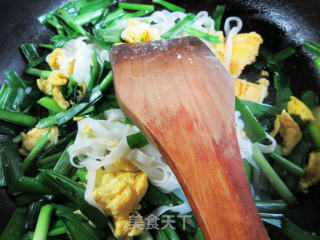 韭菜鸭蛋炒河粉的做法步骤：5