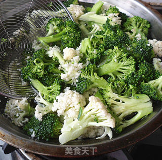 家常小炒——素炒双花的做法步骤：2