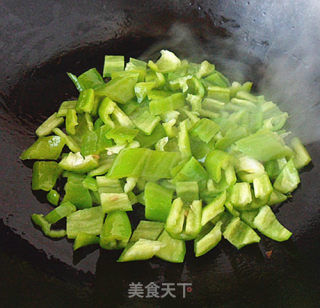 家常小炒——尖椒炒土豆片的做法步骤：3