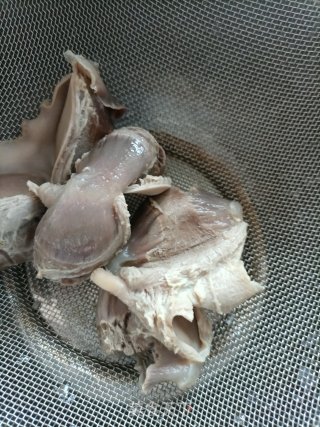 坛子菜西芹炒鸭胗的做法步骤：2