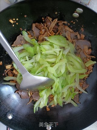 坛子菜西芹炒鸭胗的做法步骤：8