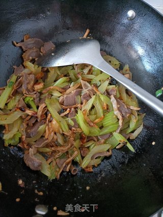 坛子菜西芹炒鸭胗的做法步骤：9