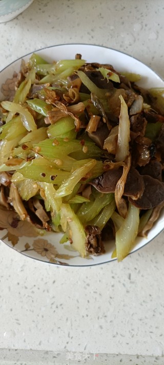 坛子菜西芹炒鸭胗的做法步骤：10