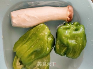 青椒杏鲍菇炒鸡蛋的做法步骤：1